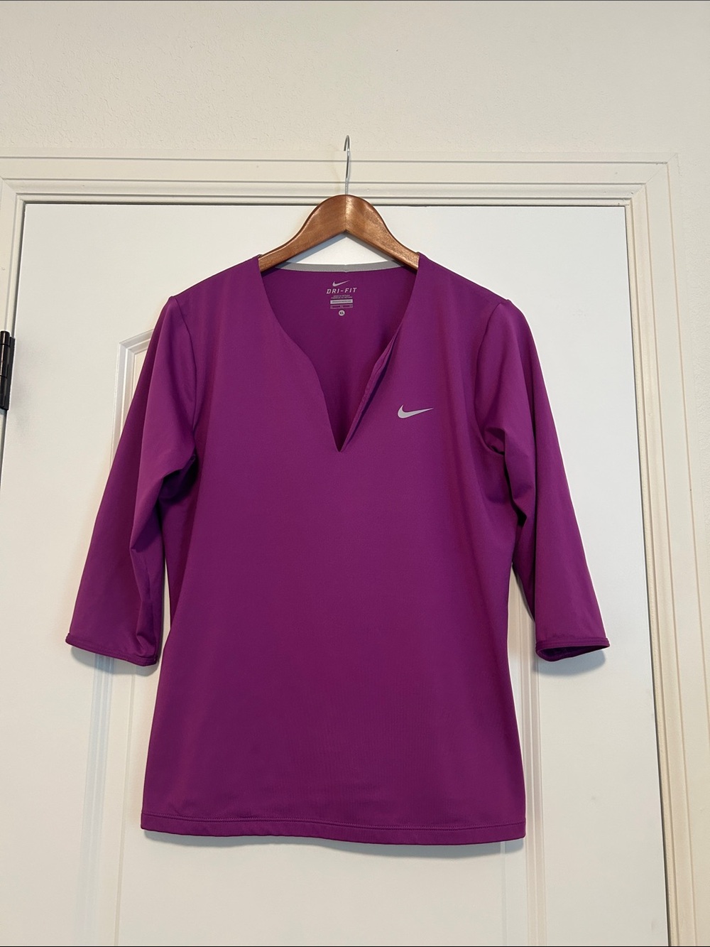 Nike Women's Purple Fitted V-Neck Dri-FIT 3/4 Sleeve Top Size XL